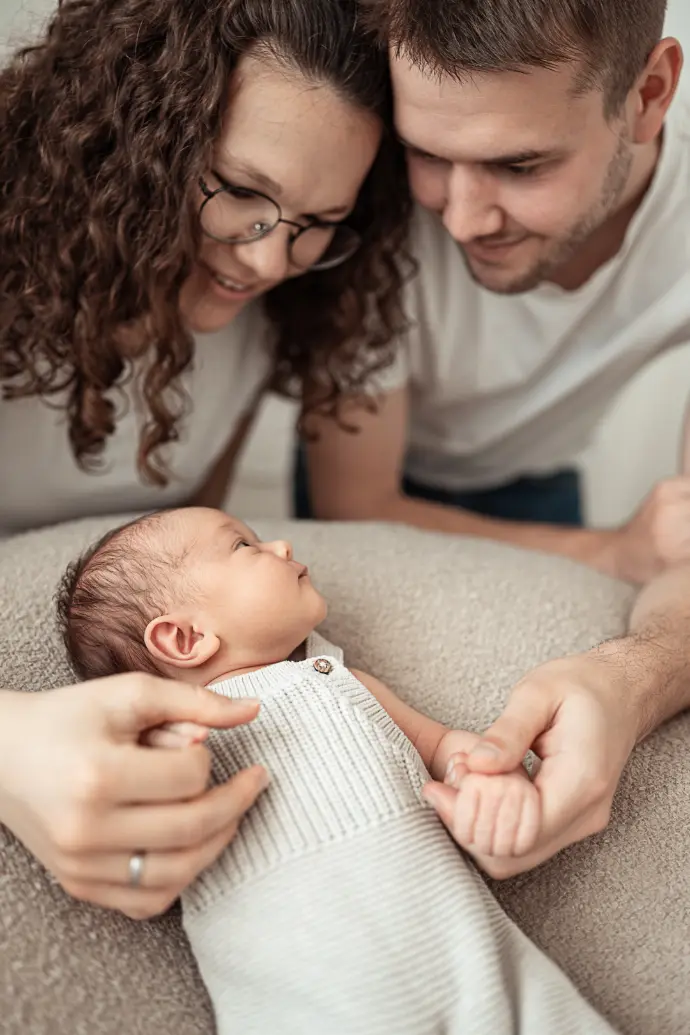 Babyfotograf Haßfurt Schweinfurt Bamberg Newbornfotograf Familienfotograf Neugeborenenfotoshooting Haßfurt Zeil a. Main Hofheim i. Ufr. Eltmann Newbornfotograf Schweinfurt Gerolzhofen Ebelsbach Königsberg i. Bay. Ramona Eller Fotografie Newbornfotoshooting Studio Haßfurt Sand. a. Main Knetzgau mona.fotografiert