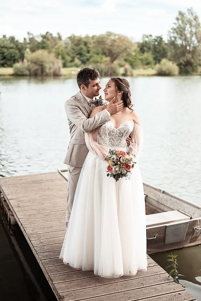 Hochzeitsfotograf Haßfurt Bamberg Schweinfurt Coburg Fotograf Zeil am Main Ebern Hochzeitsfotograf Gerolzhofen Prichsenstadt Werneck Hochzeitsfotograf Schweinfurt Eltmann Ramona Eller Fotografie mona.fotografiert Hochzeit Braut Brautstrauß Haßfurt Königsberg i. Bay. 