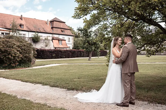Hochzeitsfotograf Haßfurt Bamberg Schweinfurt Coburg Fotograf Zeil am Main Ebern Hochzeitsfotograf Gerolzhofen Prichsenstadt Werneck Hochzeitsfotograf Schweinfurt Eltmann Ramona Eller Fotografie mona.fotografiert Hochzeit Braut Brautstrauß Haßfurt Fotograf Ebrach Königsberg i. Bay. 