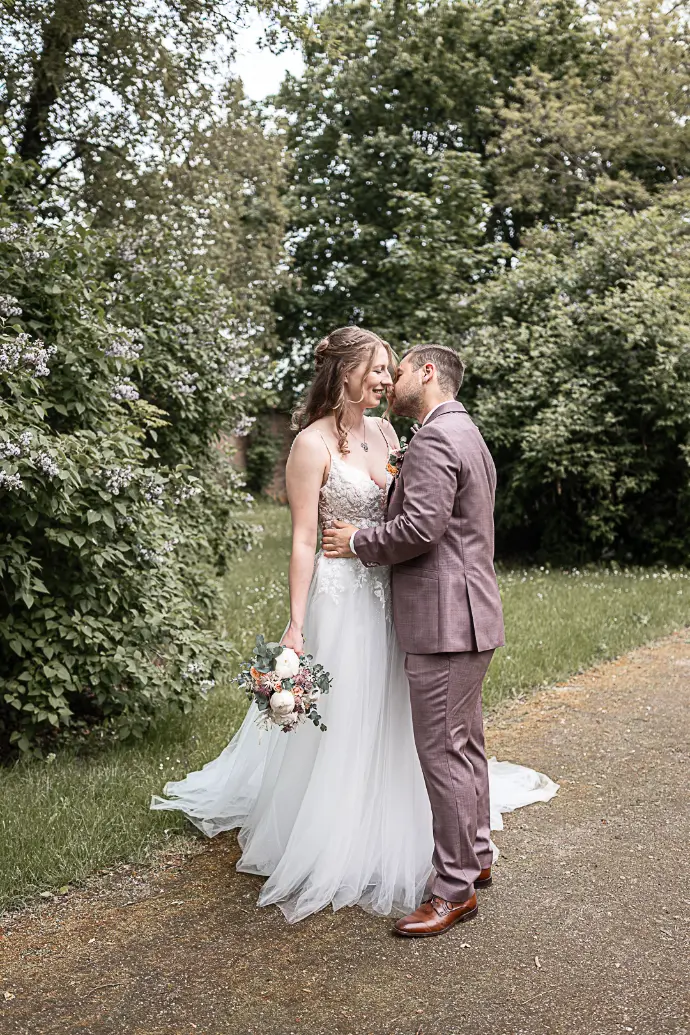 Hochzeitsfotograf Haßfurt Bamberg Schweinfurt Coburg Fotograf Zeil am Main Ebern Hochzeitsfotograf Gerolzhofen Prichsenstadt Werneck Hochzeitsfotograf Schweinfurt Eltmann Ramona Eller Fotografie mona.fotografiert Hochzeit Braut Brautstrauß Haßfurt Königsberg i. Bay. 
