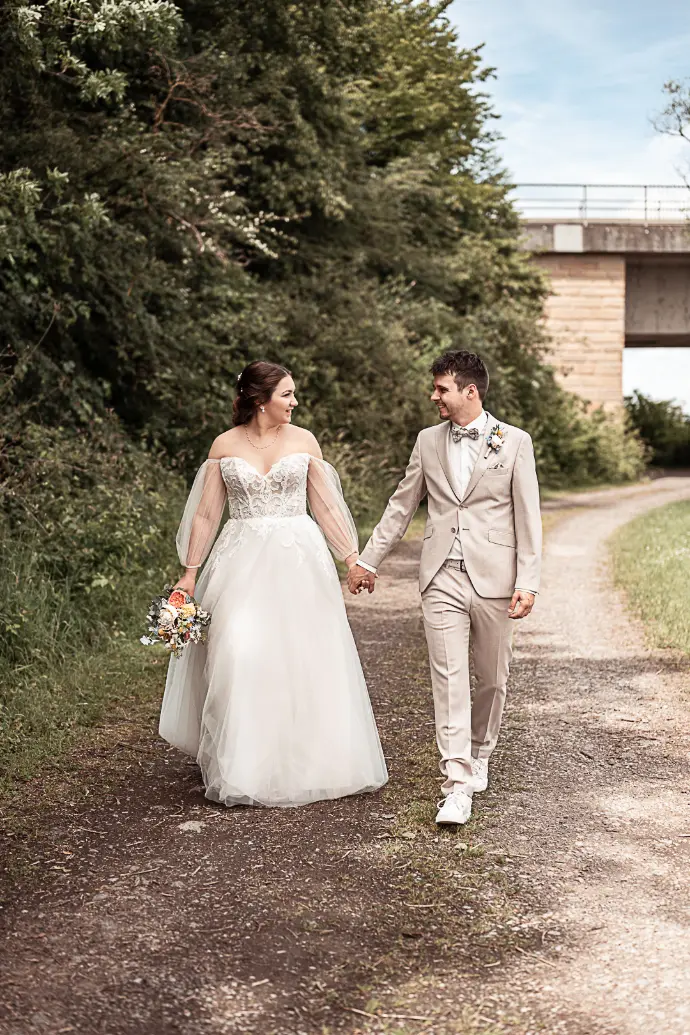 Hochzeitsfotograf Haßfurt Bamberg Schweinfurt Coburg Fotograf Zeil am Main Ebern Hochzeitsfotograf Gerolzhofen Prichsenstadt Werneck Hochzeitsfotograf Schweinfurt Eltmann Ramona Eller Fotografie mona.fotografiert Hochzeit Braut Brautstrauß Haßfurt Königsberg i. Bay. 