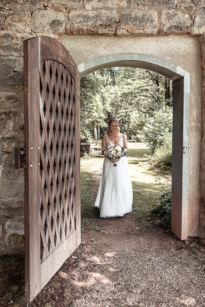 Hochzeitsfotograf Haßfurt Bamberg Schweinfurt Coburg Fotograf Zeil am Main Ebern Hochzeitsfotograf Gerolzhofen Prichsenstadt Werneck Hochzeitsfotograf Schweinfurt Eltmann Ramona Eller Fotografie mona.fotografiert Hochzeit Braut Brautstrauß Haßfurt Ebrach Königsberg i. Bay. 